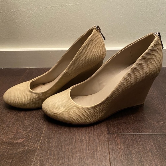 Cream Wedges - Picture 2 of 3